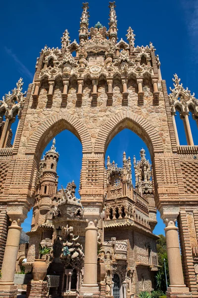 Benalmadena, İspanya - 24 Nisan 2024: Benalmadena, İspanya 'daki çarpıcı Castillo de Colomare Kalesi. Kale, Kristof Kolomb 'un hayatına adanmış bir anıttır..