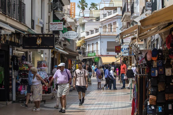 Torremolinos, İspanya - 26 Nisan 2024: İspanya 'nın güzel kıyı kasabası Torremolinos' ta bir alışveriş caddesi.
