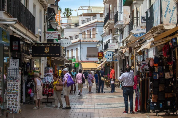Torremolinos, İspanya - 26 Nisan 2024: İspanya 'nın güzel kıyı kasabası Torremolinos' ta bir alışveriş caddesi.
