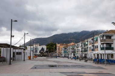 İspanya 'nın Benalmadena bölgesindeki Arroyo de la Miel bölgesindeki Plaza Adolfo Suarez manzarası.