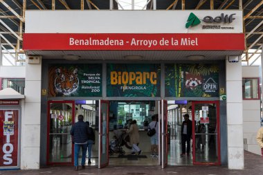 Benalmadena, İspanya - 27 Nisan 2024: Benalmadena 'nın girişi - Kosta del Sol kasabası Benalmadena' daki Arroyo de la Miel tren istasyonu.