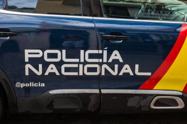 Benalmadena, İspanya - 27 Nisan 2024: İspanya 'nın Benalmadena kentindeki bir polis aracının üzerindeki Nacional Policia logosunun yakın çekimi.