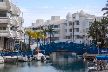 Benalmadena, İspanya - 27 Nisan 2024: Benalmadena, İspanya 'da Puerto Marina manzarası.