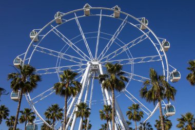 İspanya 'nın güzel Benalmadena kıyı kasabasındaki Mirador Prenses dönme dolabının manzarası..