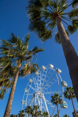 İspanya 'nın güzel Benalmadena kıyı kasabasındaki Mirador Prenses dönme dolabının manzarası..