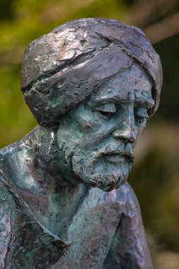 Benalmadena, İspanya - 28 Nisan 2024: İspanya 'nın güzel Benalmadena kıyı kasabasındaki gezinti alanında bulunan Endülüs Arap hekim İbn el-Baytar' ın heykeli.