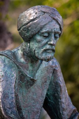 Benalmadena, İspanya - 28 Nisan 2024: İspanya 'nın güzel Benalmadena kıyı kasabasındaki gezinti alanında bulunan Endülüs Arap hekim İbn el-Baytar' ın heykeli.