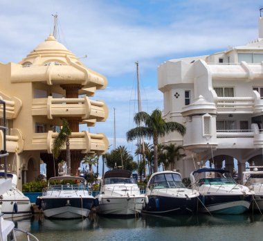 Benalmadena, İspanya - 27 Nisan 2024: İspanya 'nın Benalmadena kıyı kasabasındaki büyüleyici Puerto Marina manzarası.