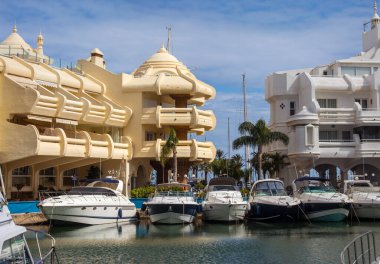 Benalmadena, İspanya - 27 Nisan 2024: İspanya 'nın Benalmadena kıyı kasabasındaki büyüleyici Puerto Marina manzarası.