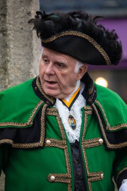 Glastonbury, İngiltere - 1 Mayıs 2024: Glastonbury Kasaba tellalı, tarihi Somerset, İngiltere 'deki Glastonbury kentinde tarihi Beltane festivali kutlamalarına katılan insanları anons etti ve karşıladı..