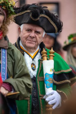 Glastonbury, İngiltere - 1 Mayıs 2024: Glastonbury Kasaba tellalı, tarihi Somerset, İngiltere 'deki Glastonbury kentinde tarihi Beltane festivali kutlamalarına katılan insanları anons etti ve karşıladı..