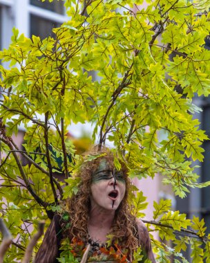Glastonbury, İngiltere - 1 Mayıs 2024: Mayıs Kraliçesi, İngiltere 'nin Somerset kentindeki Glastonbury kentinde düzenlenen Beltane Festivali kutlamaları sırasında.