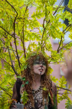 Glastonbury, İngiltere - 1 Mayıs 2024: Mayıs Kraliçesi, İngiltere 'nin Somerset kentindeki Glastonbury kentinde düzenlenen Beltane Festivali kutlamaları sırasında.