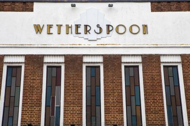 Kent, İngiltere - 5 Mayıs 2024: Kent, İngiltere 'deki Whitstable kasabasındaki Peter Cushing halk evinin dış tarafında Wetherspoon tabelası.