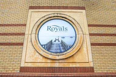 Essex, İngiltere - 30 Mayıs 2024: Güneydeki Kraliyet Alışveriş Merkezi 'nin dış tarafında bir tabela, Essex, İngiltere.