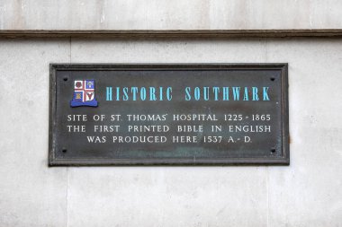 Londra, İngiltere - 3 Haziran 2024: Londra, İngiltere 'deki Borough High Street' te 1225 ile 1865 yılları arasında St. Thomas Hastanesi 'nin yerini gösteren bir plaket, ayrıca ilk İngilizce İncil' in 1537 yılında üretildiği yer..