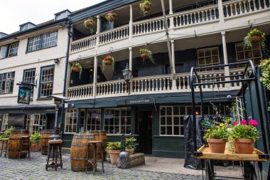 Londra, İngiltere - 3 Haziran 2024: The George Public House 'un dışı, aynı zamanda George Inn olarak da bilinir - Londra, İngiltere' de kalan tek galerili koçluk hanı..