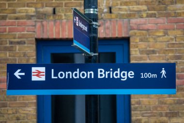 Londra, İngiltere - 3 Haziran 2024: Londra, İngiltere 'deki Londra Köprü İstasyonu tabelasına yakın çekim.