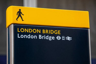 Londra, İngiltere - 3 Haziran 2024: Londra, İngiltere 'deki Londra Köprü İstasyonu' nda yaya tabelası.