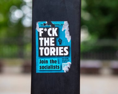 Londra, İngiltere - 3 Haziran 2024: Muhafazakârların Londra 'nın merkezindeki bir lambaya yapıştırdığı etiket.