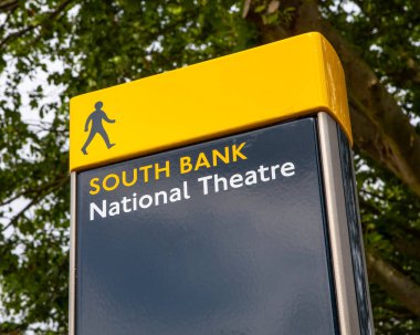 Londra, İngiltere - 3 Temmuz 2024: Londra, İngiltere 'deki South Bank' taki Ulusal Tiyatro için bir yaya tabelası.