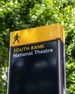Londra, İngiltere - 3 Temmuz 2024: Londra, İngiltere 'deki South Bank' taki Ulusal Tiyatro için bir yaya tabelası.