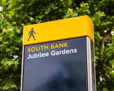 Londra, İngiltere 'deki South Bank' ta Jubilee Gardens için yaya tabelası..