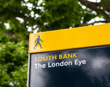 Londra 'daki South Bank üzerinde Londra Gözü için bir yaya tabelası..