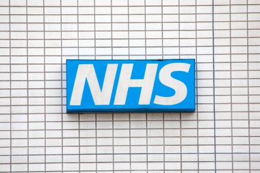 Londra, İngiltere - 3 Haziran 2024: Ulusal Sağlık Servisi logosu Londra, İngiltere 'deki St. Thomas Hastanesi' nin dış tarafında..