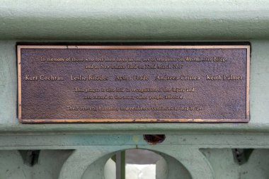 Londra, İngiltere - 3 Haziran 2024: İngiltere 'nin Londra kentindeki Westminster Köprüsü' nde bulunan ve 22 Mart 2017 'de gerçekleşen Westminster Köprüsü ve New Palace Yard' a düzenlenen terör saldırısının kurbanlarını hatırlatan bir anma plaketi.