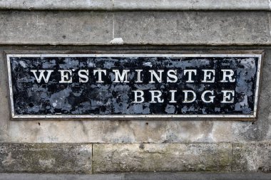Londra, İngiltere 'deki Westminster Köprüsü' nde bir tabela..