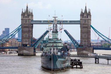 Londra, İngiltere - 6 Haziran 2024: HMS Belfast 'ın Londra Köprüsü' nden Londra, İngiltere 'de açık bir Tower Bridge ile muhteşem bir manzara.