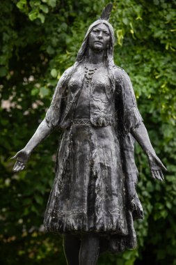 Gravesend, İngiltere - 9 Haziran 2024: İngiltere 'nin Kent kentinde bulunan St. Georges Kilisesi' nin kilisesinde bulunan Prenses Pocahontas 'ın anısına dikilen heykel.