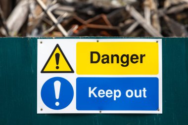 Tehlike Uzak Kal tabelasına yakın çekim.