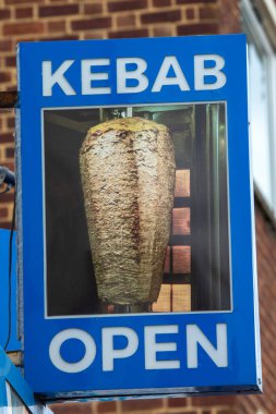 Kebap dükkanı tabelasına yakın çekim.