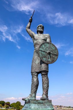 Essex, İngiltere - 27 Haziran 2024: Essex, İngiltere 'deki Maldon kasabasında Anglo-Sakson Byrhtnoth heykeli. Byrhtnoth, M.S. 991 'de Vikinglere karşı Maldon Muharebesi' nde öldü.