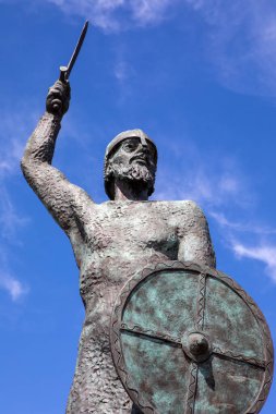 Essex, İngiltere - 27 Haziran 2024: Essex, İngiltere 'deki Maldon kasabasında Anglo-Sakson Byrhtnoth heykeli. Byrhtnoth, M.S. 991 'de Vikinglere karşı Maldon Muharebesi' nde öldü..