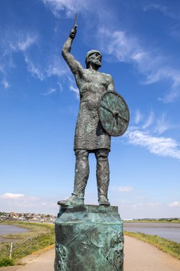 Essex, İngiltere - 27 Haziran 2024: Essex, İngiltere 'deki Maldon kasabasında Anglo-Sakson Byrhtnoth heykeli. Byrhtnoth, M.S. 991 'de Vikinglere karşı Maldon Muharebesi' nde öldü..