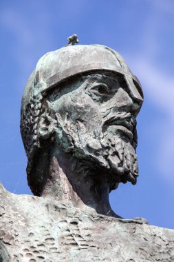 Essex, İngiltere - 27 Haziran 2024: Essex, İngiltere 'deki Maldon kasabasında Anglo-Sakson Byrhtnoth heykeli. Byrhtnoth, M.S. 991 'de Vikinglere karşı Maldon Muharebesi' nde öldü..