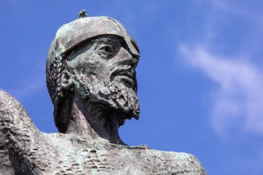 Essex, İngiltere - 27 Haziran 2024: Essex, İngiltere 'deki Maldon kasabasında Anglo-Sakson Byrhtnoth heykeli. Byrhtnoth, M.S. 991 'de Vikinglere karşı Maldon Muharebesi' nde öldü..