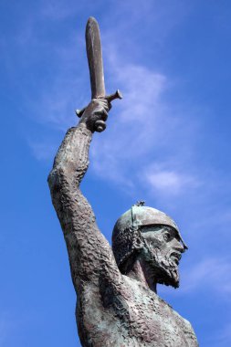 Essex, İngiltere - 27 Haziran 2024: Essex, İngiltere 'deki Maldon kasabasında Anglo-Sakson Byrhtnoth heykeli. Byrhtnoth, M.S. 991 'de Vikinglere karşı Maldon Muharebesi' nde öldü..