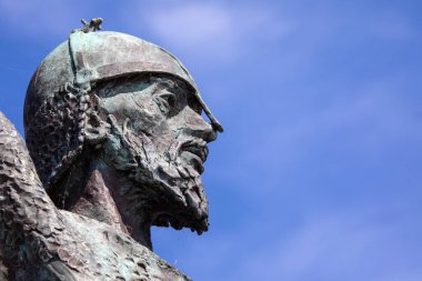 Essex, İngiltere - 27 Haziran 2024: Essex, İngiltere 'deki Maldon kasabasında Anglo-Sakson Byrhtnoth heykeli. Byrhtnoth, M.S. 991 'de Vikinglere karşı Maldon Muharebesi' nde öldü..