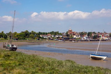 Essex, İngiltere - 27 Haziran 2024: Maldon, Essex 'teki Chelmer Nehri üzerinde güzel manzara.