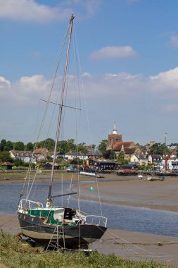 Essex, İngiltere - 27 Haziran 2024: Chelmer Nehri 'nin karşısındaki güzel Maldon kasabası, Essex, İngiltere.