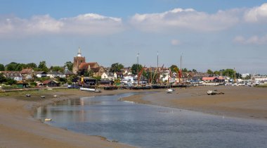 Essex, İngiltere - 27 Haziran 2024: Chelmer Nehri üzerindeki güzel manzara Essex, İngiltere 'deki Maldon kasabasının alçak gelgitinde.