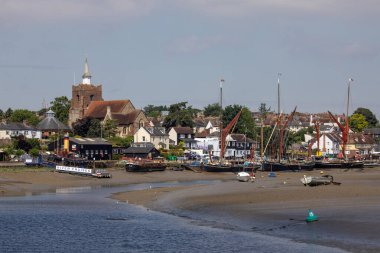 Essex, İngiltere - 27 Haziran 2024: Chelmer Nehri üzerindeki güzel manzara Essex, İngiltere 'deki Maldon kasabasının alçak gelgitinde.