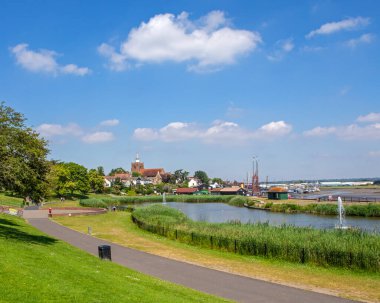 Essex, İngiltere - 27 Haziran 2024: İngiltere 'nin Essex kentindeki güzel Maldon kasabasındaki Promenade Park' tan görüntü.