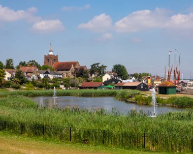 Essex, İngiltere - 27 Haziran 2024: İngiltere 'nin Essex kentindeki güzel Maldon kasabasındaki Promenade Park' tan görüntü.