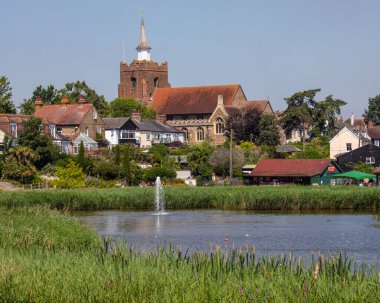 Essex, İngiltere - 27 Haziran 2024: İngiltere 'nin Essex kentindeki güzel Maldon kasabası Promenade Park' ta gölün karşısına bakın. St. Marys Kilisesi uzaktan görülebilir..