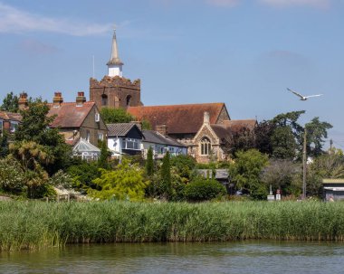 Essex, İngiltere - 27 Haziran 2024: İngiltere 'nin Essex kentindeki güzel Maldon kasabası Promenade Park' ta gölün karşısına bakın. St. Marys Kilisesi uzaktan görülebilir..